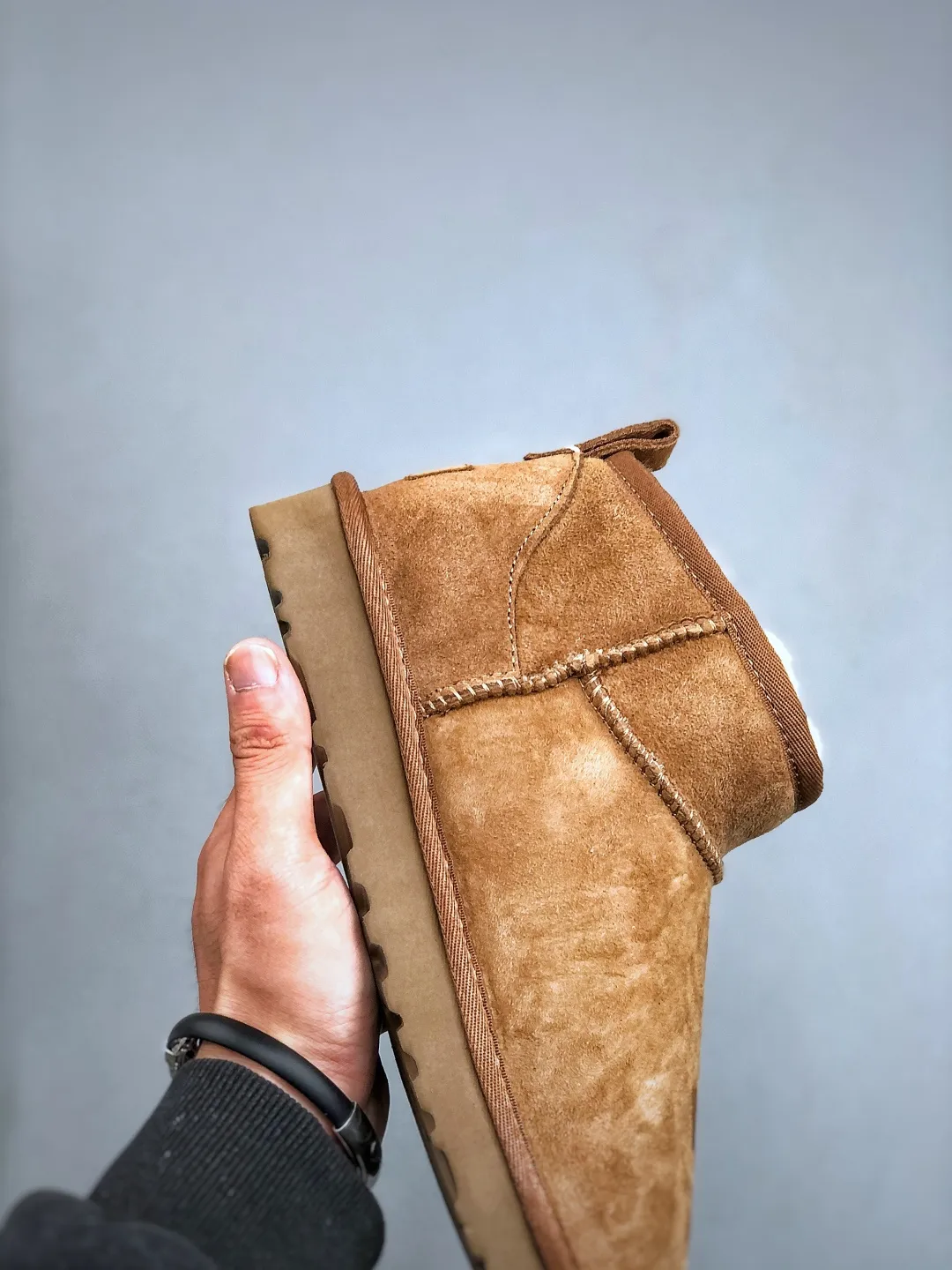Local self-pickup 💰520 supports store placement. The top version on the market. UGG Mini thin-soled black short tube 1.5cm popular style. Produced by a major foreign trade factory in Guangzhou. Real sheep fur from toe to insole. Independent outer box packaging. Chip. Waterproof process. Different from any version on the market. 3cm thick sole, independently developed outsole, cashmere insole, keeping warm in winter, suitable for home use. In the new year, uug has launched a style series, which is partially geared towards the preferences of young consumers. It has also moved to the forefront of fashion trends. Shoe body material, water-repellent coated suede upper, 17mm UGGPURE™ implanted wool insole, lightweight non-slip and comfortable rubber outsole, with brand LOGO, and full packaging. Size: 35-44